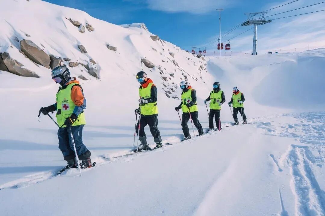富蕴县冰雪之旅：安心畅滑，暖心服务
