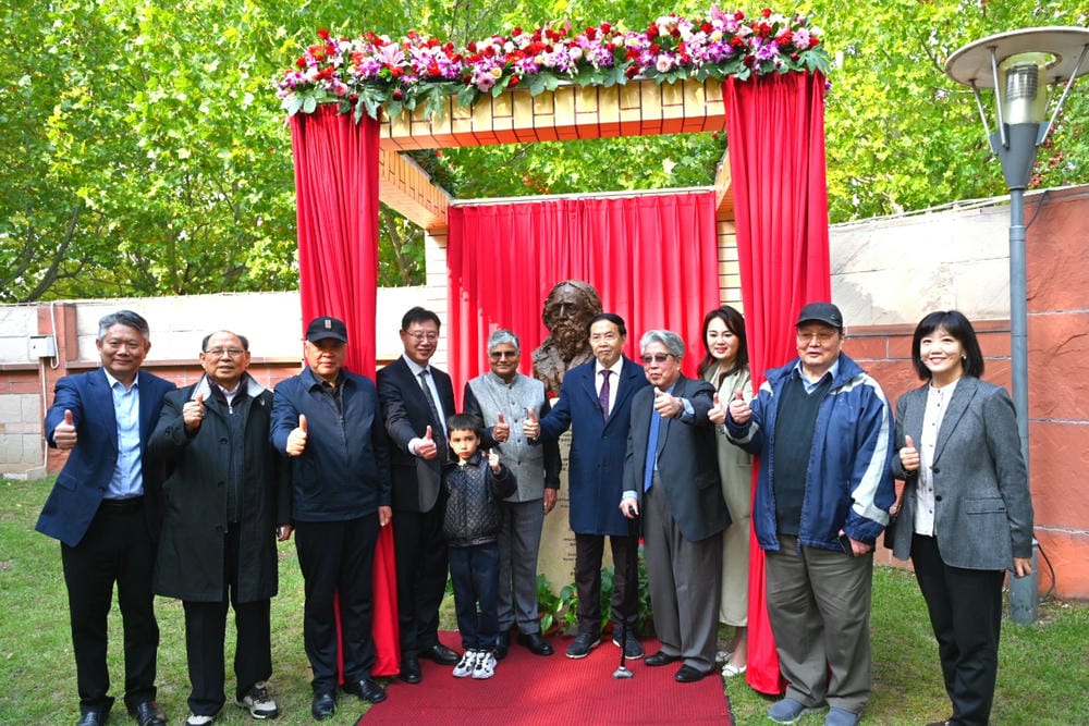 圣哲泰戈尔雕塑在印度驻华使馆落成